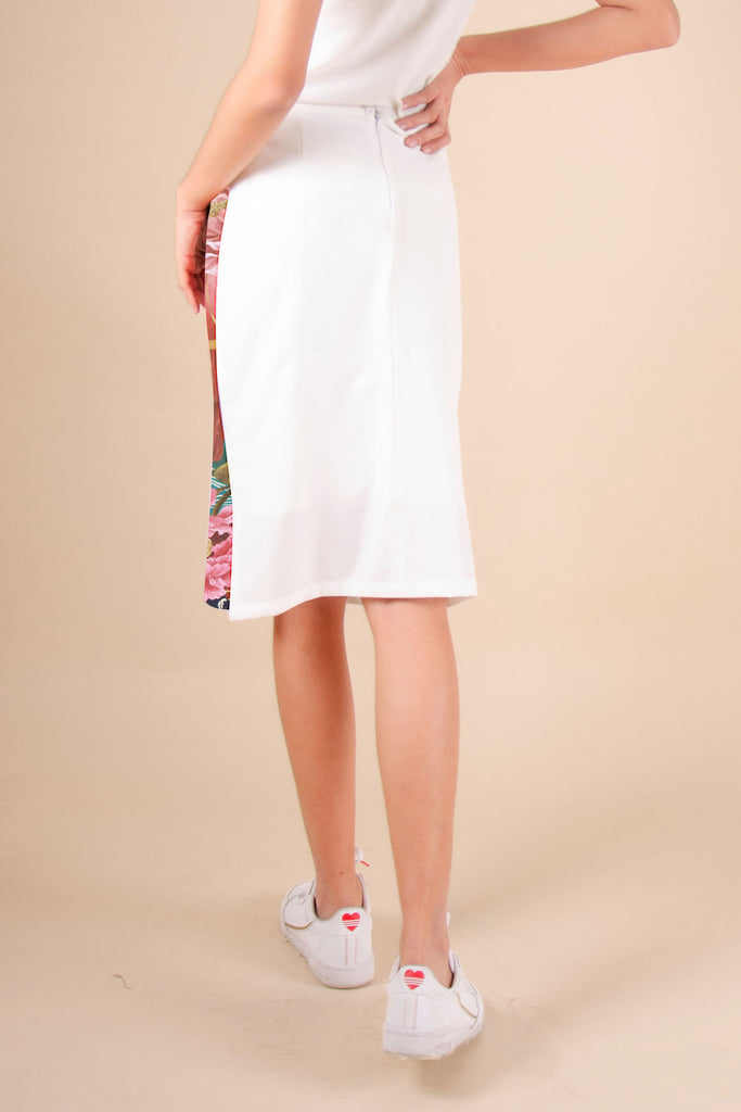 REDMOONBELOWTHEKNEE-WHITE_BACK Below the knee pencil cut skirt with front print and plain color at the back